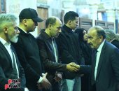 مثقفون وفنانون يقدمون واجب العزاء فى الناشر محمد هاشم بمسجد عمر مكرم