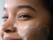 5 خطوات مهمة لغسل الوجه بطريقة صحيحة.. أساس روتين العناية بالبشرة