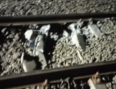 تغيير الفلنكات بموقع سقوط حاويات فارغة من أعلى قطار بطوخ.. مباشر