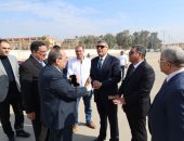 محافظ الجيزة يعاين الموقع المقترح لإقامة سوق اليوم الواحد بهضبة الأهرام.. صور