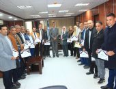 مدير تعليم سوهاج يكرم أعضاء إدارة الاتصال السياسى بالمديرية والإدارات التعليمية