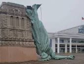 انهيار شبيه تمثال الحرية فى البرازيل بسبب رياح شديدة.. فيديو