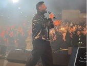 تامر حسنى بكامل لياقته وبمعنويات مرتفعة فى حفل أكتوبر بعد تحسن حالته الصحية