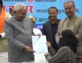 رئيس وزراء بيهار الهندية ينزع نقاب طبيبة مسلمة ويثير غضبا واسعا