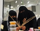 من سعف النخيل والدوم.. أيادٍ جازانية تحول المواد البسيطة لمشغولات تراثية فنية بالسعودية