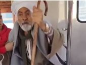 عشان حاطة رجل على رجل.. تداول فيديو لعجوز ينفعل على فتاة داخل المترو