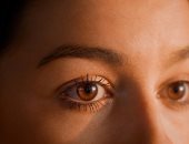 ارتفاع أو انخفاض رمش العين يكشف مدى انتباه الشخص لك