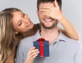 عيد ميلاد زوجك أو خطيبك قرب.. خبير إتيكيت يحذر من شراء هذه الهدايا