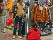 توكسيك صينى.. رجل يجبر زوجته على الركوع والتوسل لشراء ملابس الشتاء