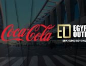المصريين أوت دور تنشر حملة كوكاكولا لكأس العالم 2026 عبر شاشات مطار القاهرة