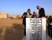 محافظ أسوان ونقيب عام المهندسين يضعان حجر أساس النادى الاجتماعى