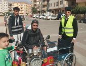 شرطى بالمنوفية يساعد ناخب من ذوى الاحتياجات الخاصة للإدلاء بصوته