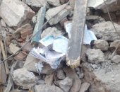 مشاهد حزينة من منزل المنيا المنهار.. الركام يحتضن كراسات المدرسة..فيديو وصور