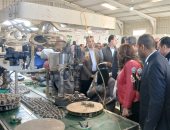 وزيرة التنمية المحلية تشيد بعمل فتيات داخل مصنع أدوات صحية بقنا