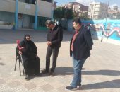 مسنة تستوقف محافظ السويس أثناء تفقده اللجان الانتخابية وتدعوا له