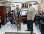 وكيل تعليم بنى سويف تهنئ مدير التعليم الفنى لتكريمه من الإدارة المركزية للتطوير 