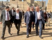 مستشار رئيس الجمهورية ومحافظ القاهرة يتفقدان أعمال تطوير القاهرة التاريخية.. صور