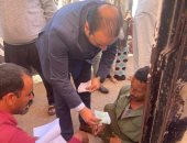 رئيس لجنة يخرج لذوي الهمم وكبار السن لمساعدتهم في الإدلاء بأصواتهم بكفر الشيخ