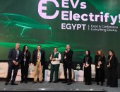 تكريم الزميلة أماني سمير بالنسخة الثانية من قمة مصر الدولية لوسائل التنقل الكهربائية.. فيديو