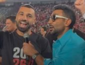 أحمد سعد يهدى محمد صلاح أغنية فخر العرب المصرى.. فيديو