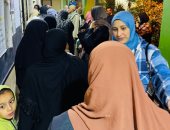 زحام شديد أمام اللجنة الانتخابية بقرية الجعفرية بالشرقية