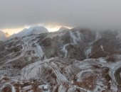 ثلوج نادرة على جبال اللوز فى تبوك بالسعودية تثير تفاعلا واسعا .. فيديو 