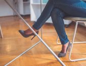 ماذا يكشف وضع ساق فوق الأخرى فى شخصية المرأة؟.. بعد فيديو المترو