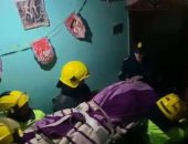 الحماية المدنية تنزل سيدة مريضة 280 كيلو من الطابق الخامس لنقلها للمستشفى.. فيديو وصور