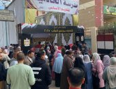 إقبال مكثف من المواطنين للتصويت بلجنة مدرسة الخادمية الابتدائية بكفر الشيخ