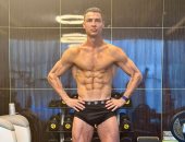 العمر مجرد رقم.. كريستيانو رونالدو يستعرض عضلاته عبر إكس
