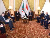 وزير الخارجية يلتقى نظيرة الجزائرى لبحث تعزيز العلاقات الثنائية