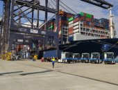 محطة جديدة بميناء السخنة تعمل بالريموت وتتمتع بالذكاء الصناعى.. لأول مرة تشغيل روبوتات كهربائية عملاقة تعمل بالتحكم عن بعد.. جولة بمحطة حاويات البحر الأحمر الأحدث فى مصر.. عربات نقل بدون كابينة تعمل آليا.. صور