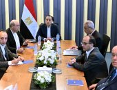 رئيس الوزراء يجتمع مع وزير الطيران لاستعراض استراتيجيات تطوير شركة مصر للطيران