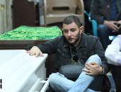 عمر الفيشاوي يقرأ القرآن على والدته سمية الألفي بمسجد مصطفى محمود.. صور 