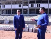 رئيس جامعة سوهاج يتابع العمل بالصالة المغطاة الدولية و4 ملاعب مُهداه من وزارة الشباب