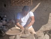 صناعة الفن من الطين.. كمال أبو اليزيد يبدع فى صناعة الفخار بقنا.. مستمر فى مهنته منذ 40 عاما.. طور الحرفة التراثية بأجهزة صديقة للبيئة.. هدفه التوسع فى المعارض الدولية.. ووزيرة التنمية المحلية أشادت بالصناعة