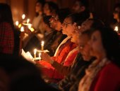 الكنيسة الأسقفية تحتفل بترانيم الميلاد على أضواء الشموع بكاتدرائية جميع القديسين
