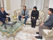 وزير الشباب ومحافظ بورسعيد يقدمان واجب العزاء في وفاة السباح يوسف محمد بمنزله