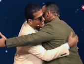 جبر خاطره بحضن وأخذ بيده خارج الاستوديو.. مصطفى حسنى يصطحب متسابقا بدولة التلاوة