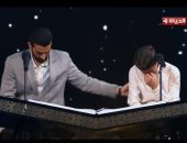 مشهد إنسانى مؤثر.. على محمد يبكى لمغادرة دولة التلاوة وزميله يواسيه