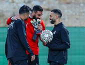 وصلة هزار تجمع صلاح وتريزيجيه والشناوى فى مران منتخب مصر.. صور