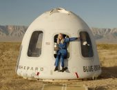 أول رائدة فضاء تستخدم كرسيا متحركا تهبط بعد رحلة إلى حافة الفضاء.. فيديو