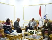 محافظ قنا يبحث مع قيادات مصانع سكر نجع حمادى حماية الأصول الإنتاجية