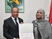 رئيس جامعة القناة يكرم الطالبة روميدا راجى لفوزها فى مسابقة الغناء باللغة الصينية