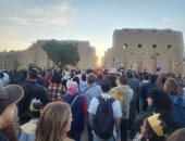 توافد السياح على معابد الكرنك لمتابعة تعامد الشمس على قدس الأقداس.. لايف