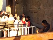 سياح العالم يستمتعون بتعامد الشمس على مقصورة قدس الأقداس بمعابد الكرنك.. صور