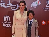 ريهام عبد الغفور والطفل آسر يحتفلان بعرض فيلم خريطة رأس السنة