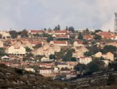 العالم هذا المساء.. إسرائيل تقر إقامة 19 مستوطنة جديدة في الضفة الغربية وتوصل قتل الفلسطينيين بغزة.. ماكرون يقرر تزويد فرنسا بحاملة طائرات جديدة بديلة لشارل ديجول.. دفعة صور جديدة مسربة في فضيحة إبستين بأمريكا