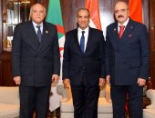 وزير الخارجية يعقد اجتماعاً ثلاثيا حول ليبيا مع نظيريه الجزائري والتونسي