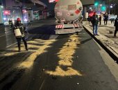 تسرب بنزين من سيارة مواد بترولية حمولة 57 ألف طن بمحور التسعين فى التجمع.. صور